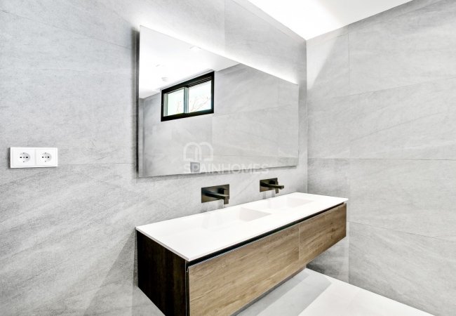 Benalmádena'da Modern Tasarımlı Özel Yüzme Havuzlu Ev 24