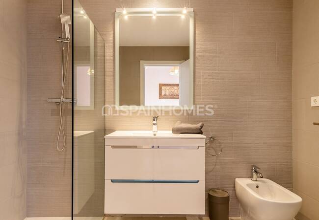 Villa De 5 Dormitorios Con Buenos Materiales En Benalmádena 16