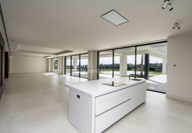 Deluxe Villa Within a Prestigious Urbanization in Benahavis 11