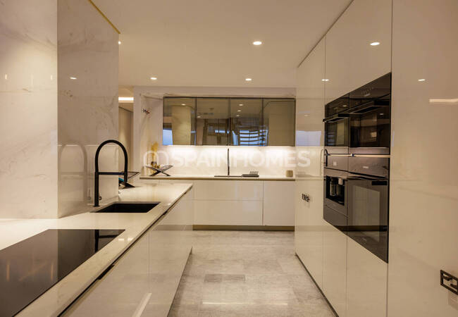 High Ceiling Apartments with Spacious Terraces in Malaga City 18