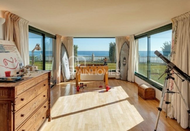 Fantastically Located Beachfront Prestigious Villa in Mijas 26