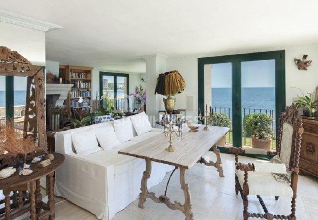 Fantastically Located Beachfront Prestigious Villa in Mijas 18