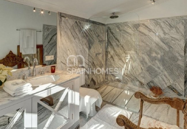 Fantastically Located Beachfront Prestigious Villa in Mijas 25