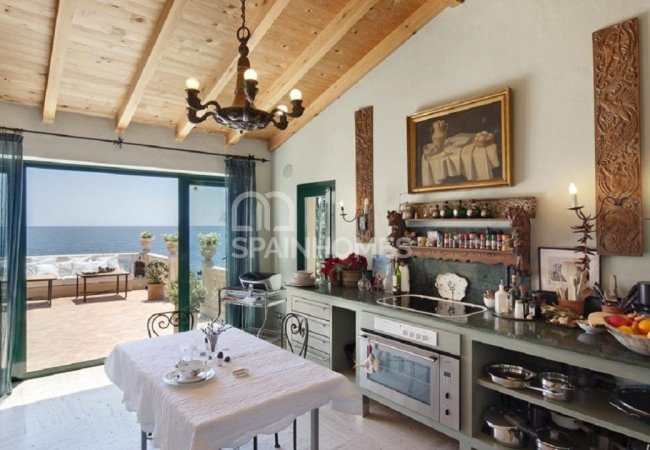 Fantastically Located Beachfront Prestigious Villa in Mijas 16