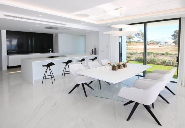 Estepona'da Avantajlı Konumda Deniz Manzaralı Lüks Daire 21