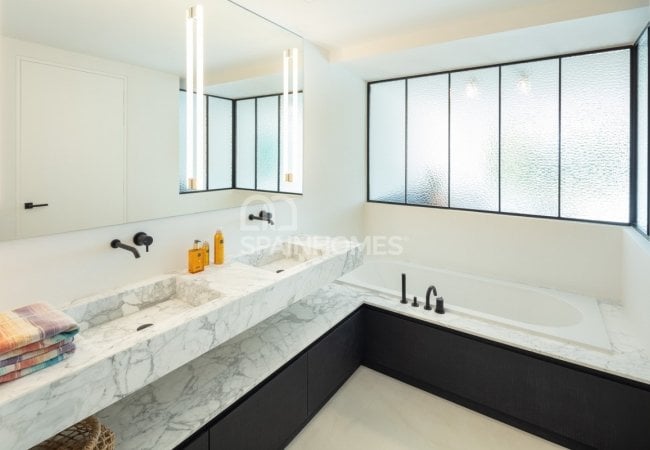 Well-located High-end House in Marbella's Prime Location 25