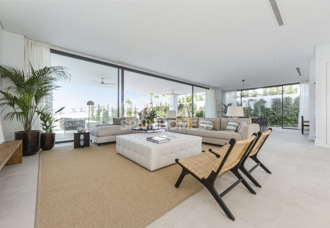 Marbella’da Avantajlı Konumda Taşınmaya Hazır Golf Villaları 36