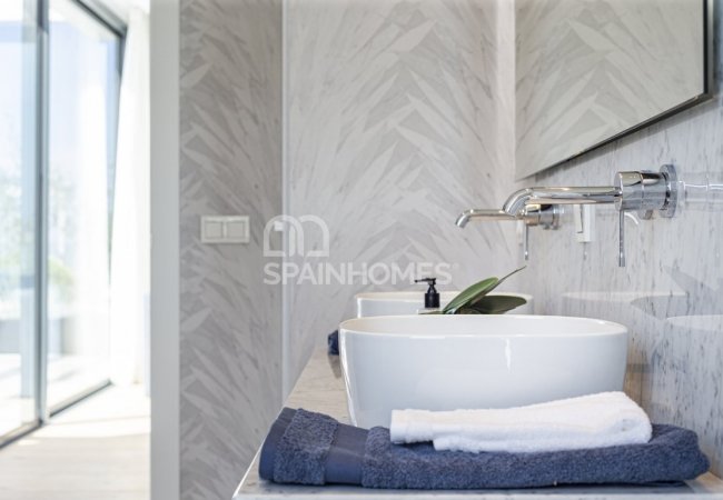 Marbella’da Avantajlı Konumda Taşınmaya Hazır Golf Villaları 23