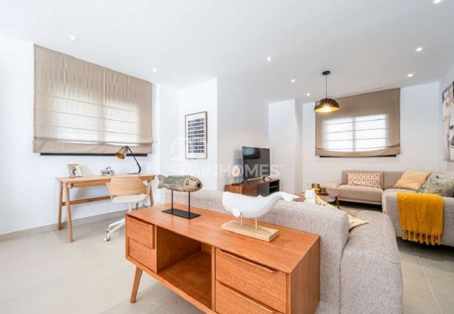 Fuengirola’da Sahile Yakın Havuzlu Modern Evler 23