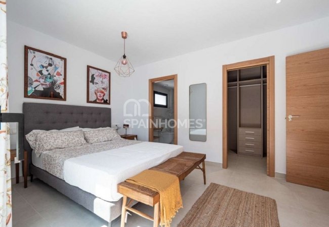 Fuengirola’da Sahile Yakın Havuzlu Modern Evler 11