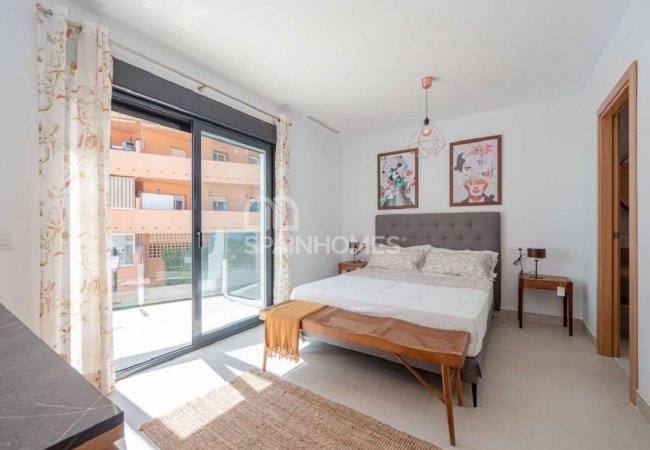 Fuengirola’da Sahile Yakın Havuzlu Modern Evler 12