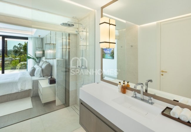 Marbella'da Golf Sahası Önünde Prestijli Villa 24