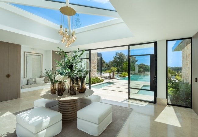 Marbella'da Golf Sahası Önünde Prestijli Villa 25