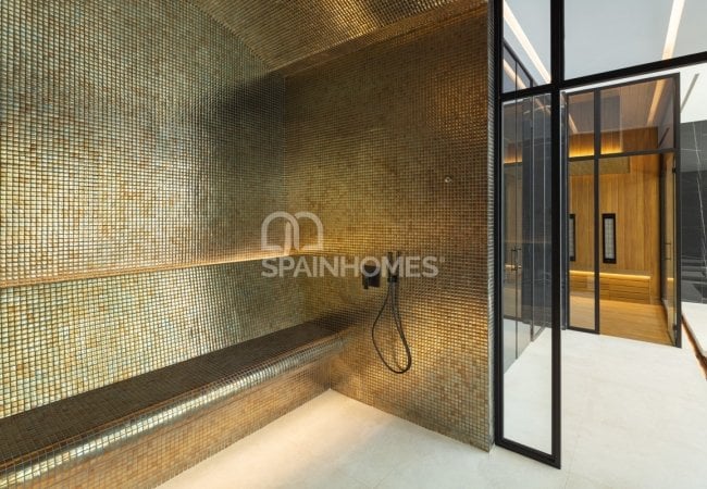 Marbella'da Golf Sahası Önünde Prestijli Villa 26