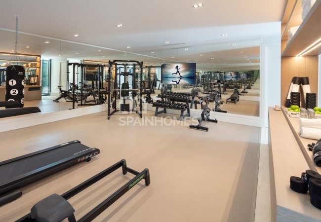 Marbella'da Golf Sahası Önünde Prestijli Villa 27