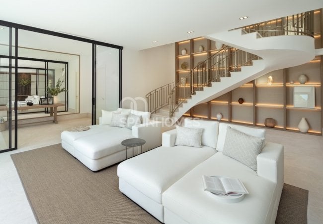 Marbella'da Golf Sahası Önünde Prestijli Villa 28