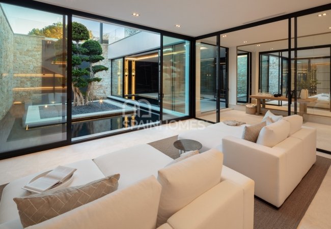 Marbella'da Golf Sahası Önünde Prestijli Villa 32