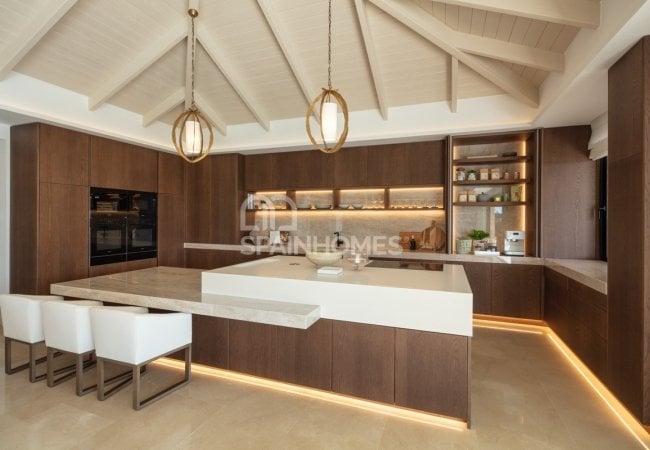 Marbella'da Golf Sahası Önünde Prestijli Villa 15