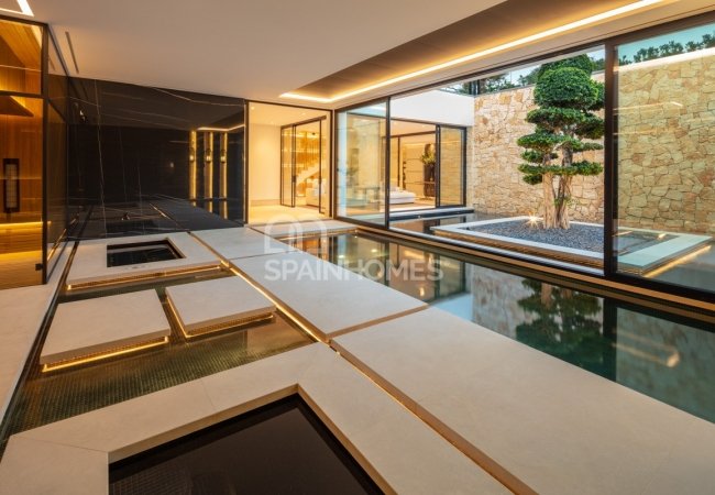 Marbella'da Golf Sahası Önünde Prestijli Villa 34