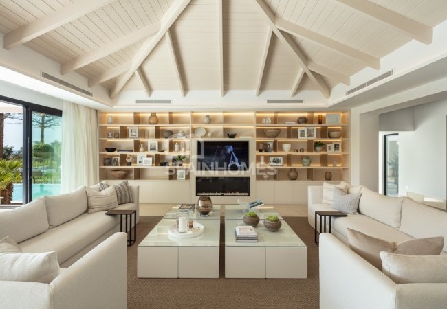 Marbella'da Golf Sahası Önünde Prestijli Villa 16