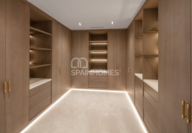 Marbella'da Golf Sahası Önünde Prestijli Villa 17