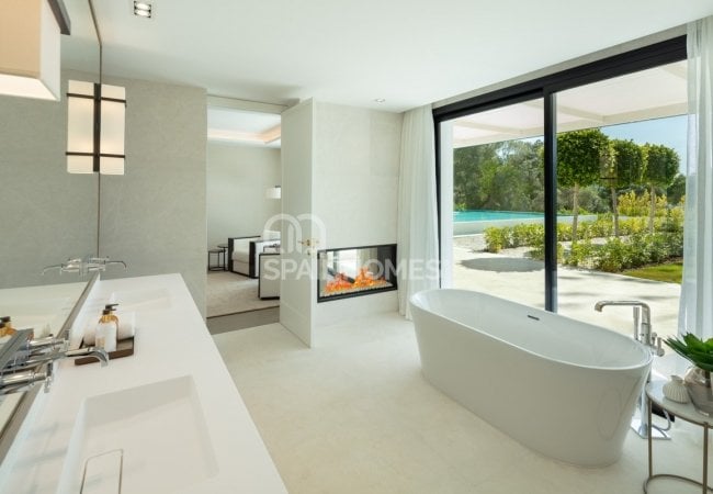 Marbella'da Golf Sahası Önünde Prestijli Villa 19