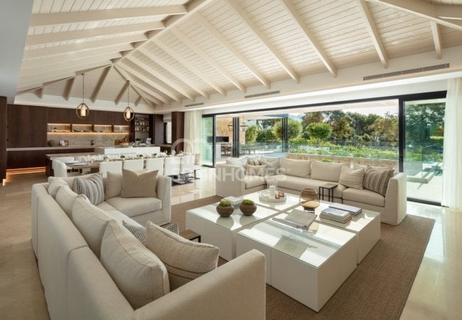 Marbella'da Golf Sahası Önünde Prestijli Villa 13