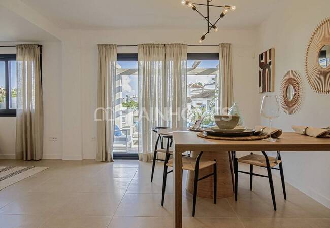 Golfside Houses in a Sought-after Neighborhood in Estepona 15
