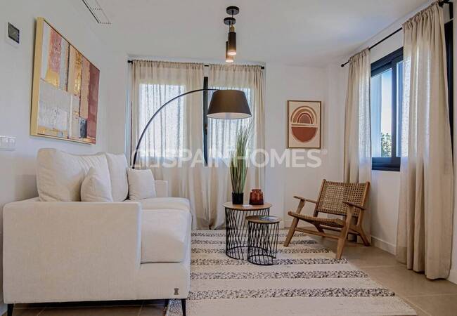 Golfside Houses in a Sought-after Neighborhood in Estepona 16