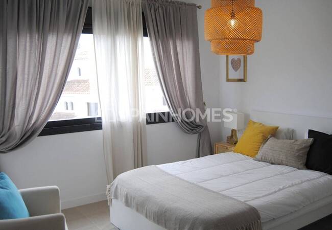 Golfside Houses in a Sought-after Neighborhood in Estepona 17