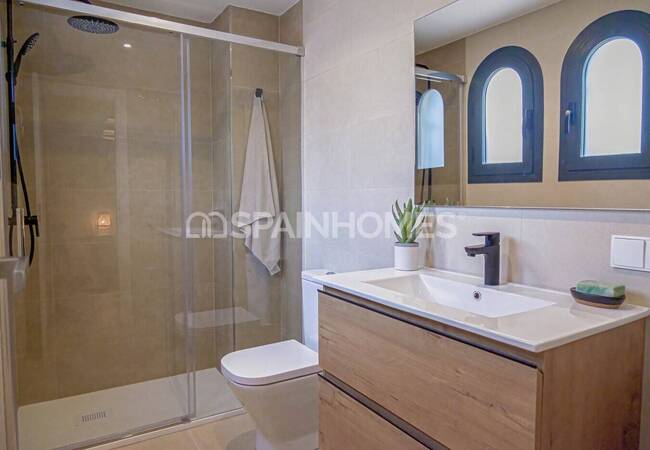 Golfside Houses in a Sought-after Neighborhood in Estepona 19