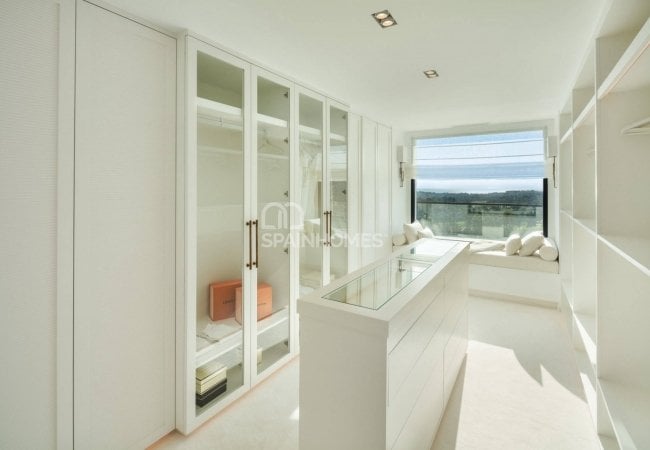 Stunning Detached Villa in a Golf Resorts Area in Marbella 35