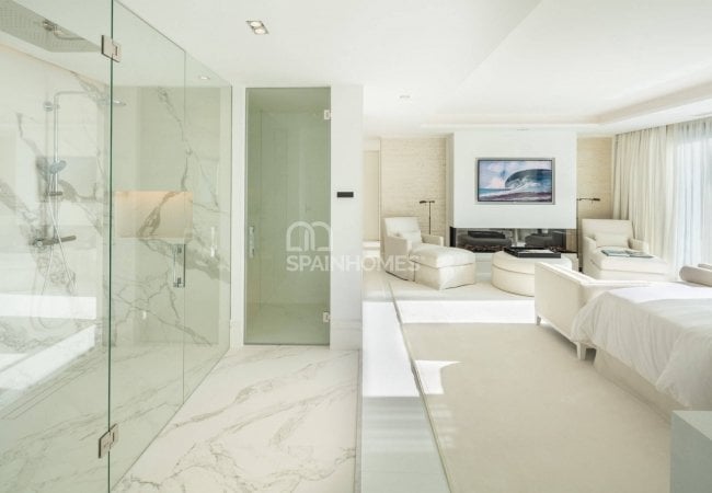 Stunning Detached Villa in a Golf Resorts Area in Marbella 37