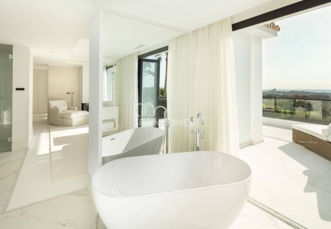 Stunning Detached Villa in a Golf Resorts Area in Marbella 38