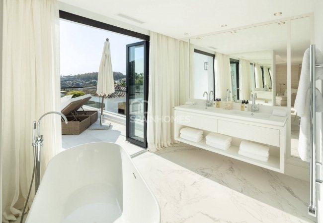 Stunning Detached Villa in a Golf Resorts Area in Marbella 39