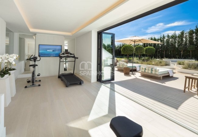Stunning Detached Villa in a Golf Resorts Area in Marbella 31