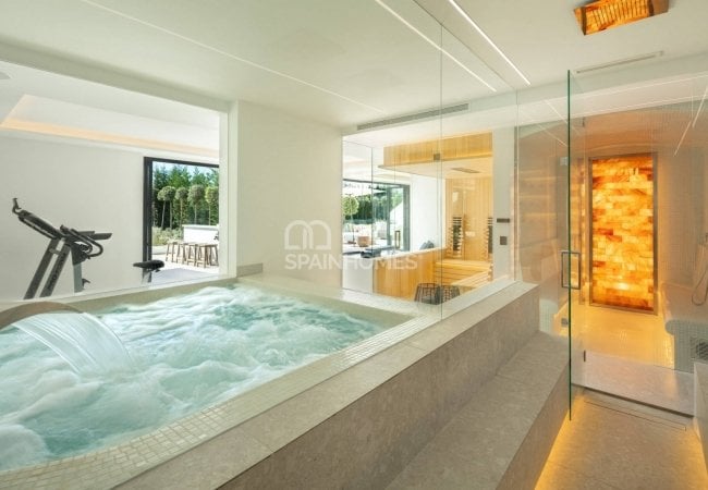 Stunning Detached Villa in a Golf Resorts Area in Marbella 28