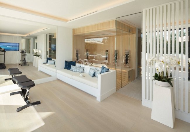Stunning Detached Villa in a Golf Resorts Area in Marbella 30