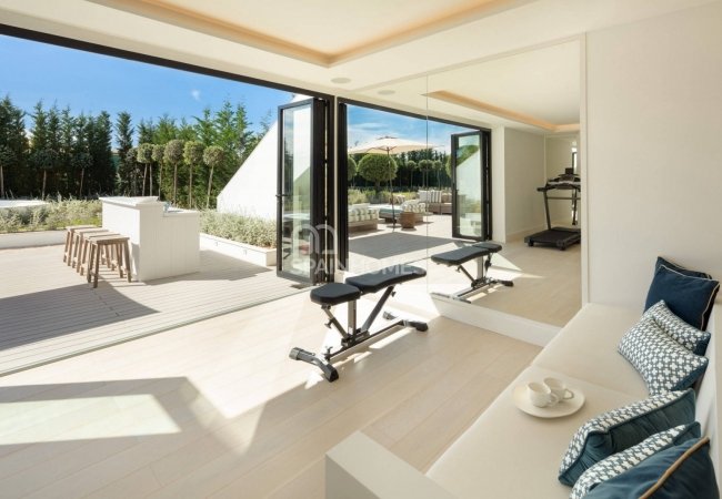 Stunning Detached Villa in a Golf Resorts Area in Marbella 32