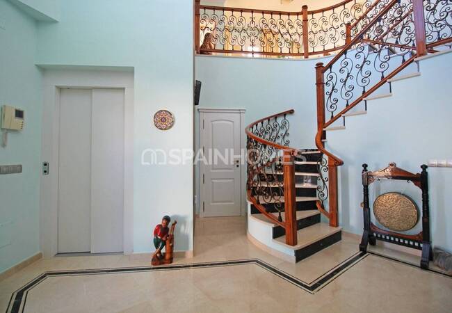 Benalmadena’da Elit Konumda Deniz Manzaralı Villa 18