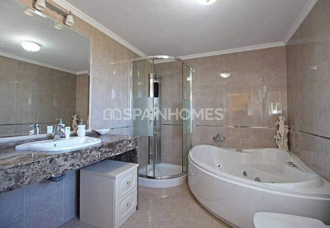 Benalmadena’da Elit Konumda Deniz Manzaralı Villa 28