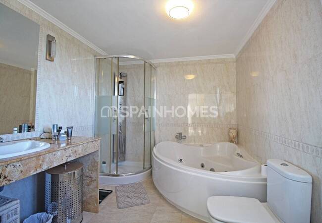 Benalmadena’da Elit Konumda Deniz Manzaralı Villa 56