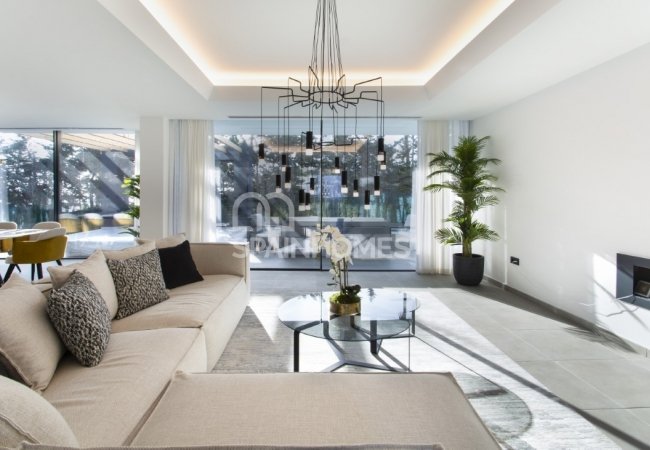 Estepona’da Harika Konumda Golf Sahası Yanı Çağdaş Villa 13