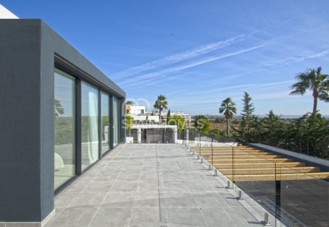 Estepona’da Harika Konumda Golf Sahası Yanı Çağdaş Villa 26