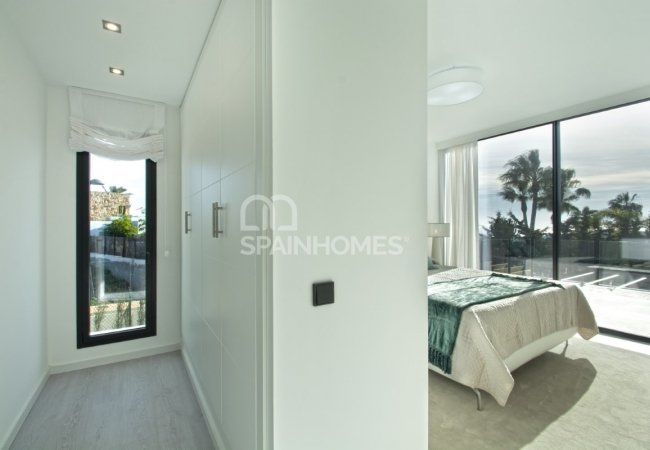Estepona’da Harika Konumda Golf Sahası Yanı Çağdaş Villa 31