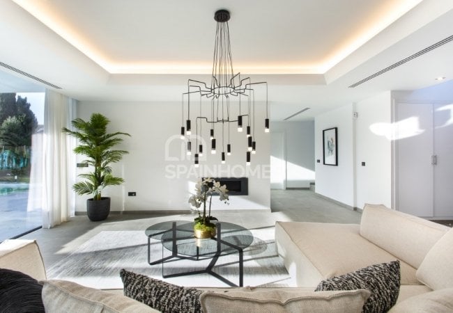 Estepona’da Harika Konumda Golf Sahası Yanı Çağdaş Villa 14