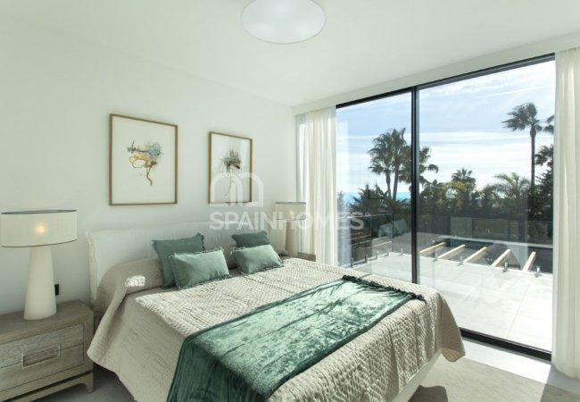 Estepona’da Harika Konumda Golf Sahası Yanı Çağdaş Villa 32
