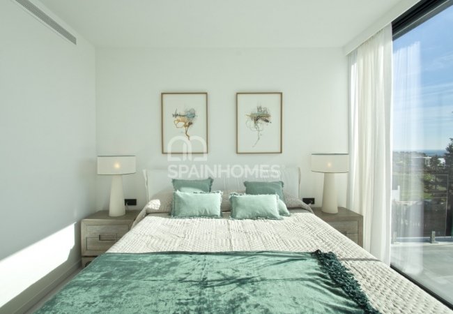 Estepona’da Harika Konumda Golf Sahası Yanı Çağdaş Villa 33