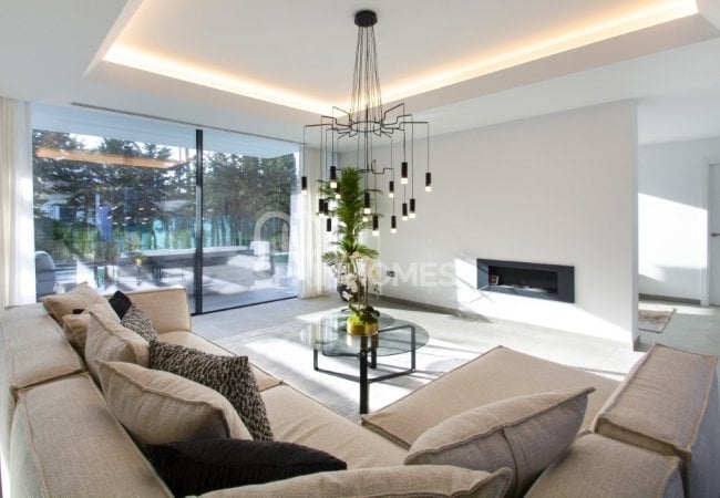 Estepona’da Harika Konumda Golf Sahası Yanı Çağdaş Villa 15