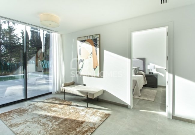 Estepona’da Harika Konumda Golf Sahası Yanı Çağdaş Villa 17